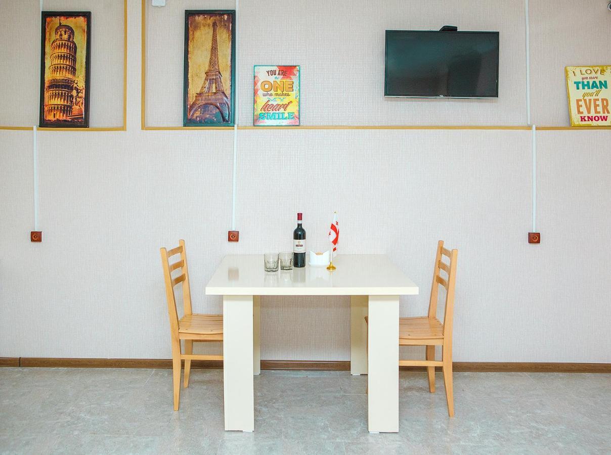 Blossom Hostel Updated ! Обновлено !!! City Center! Perfect Order!!! Snow-White Bed Linen!!! Идеальный Порядок!!! Белоснежное Постельное Белье!!! Центр Города !!! Tbilisi Bagian luar foto