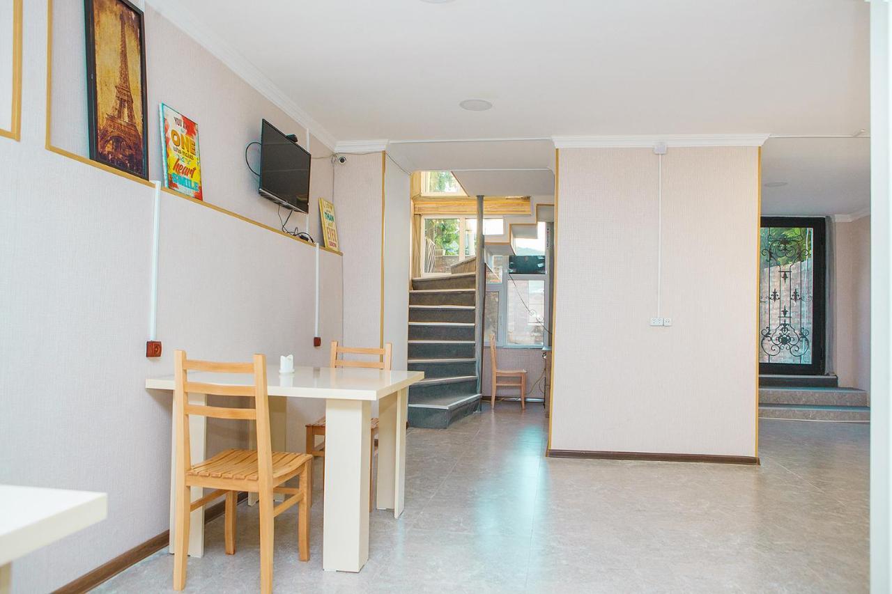 Blossom Hostel Updated ! Обновлено !!! City Center! Perfect Order!!! Snow-White Bed Linen!!! Идеальный Порядок!!! Белоснежное Постельное Белье!!! Центр Города !!! Tbilisi Bagian luar foto